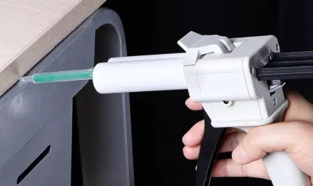 Applying 2K adhesive with a dual-cartridge dispensing gun and static mixing nozzle